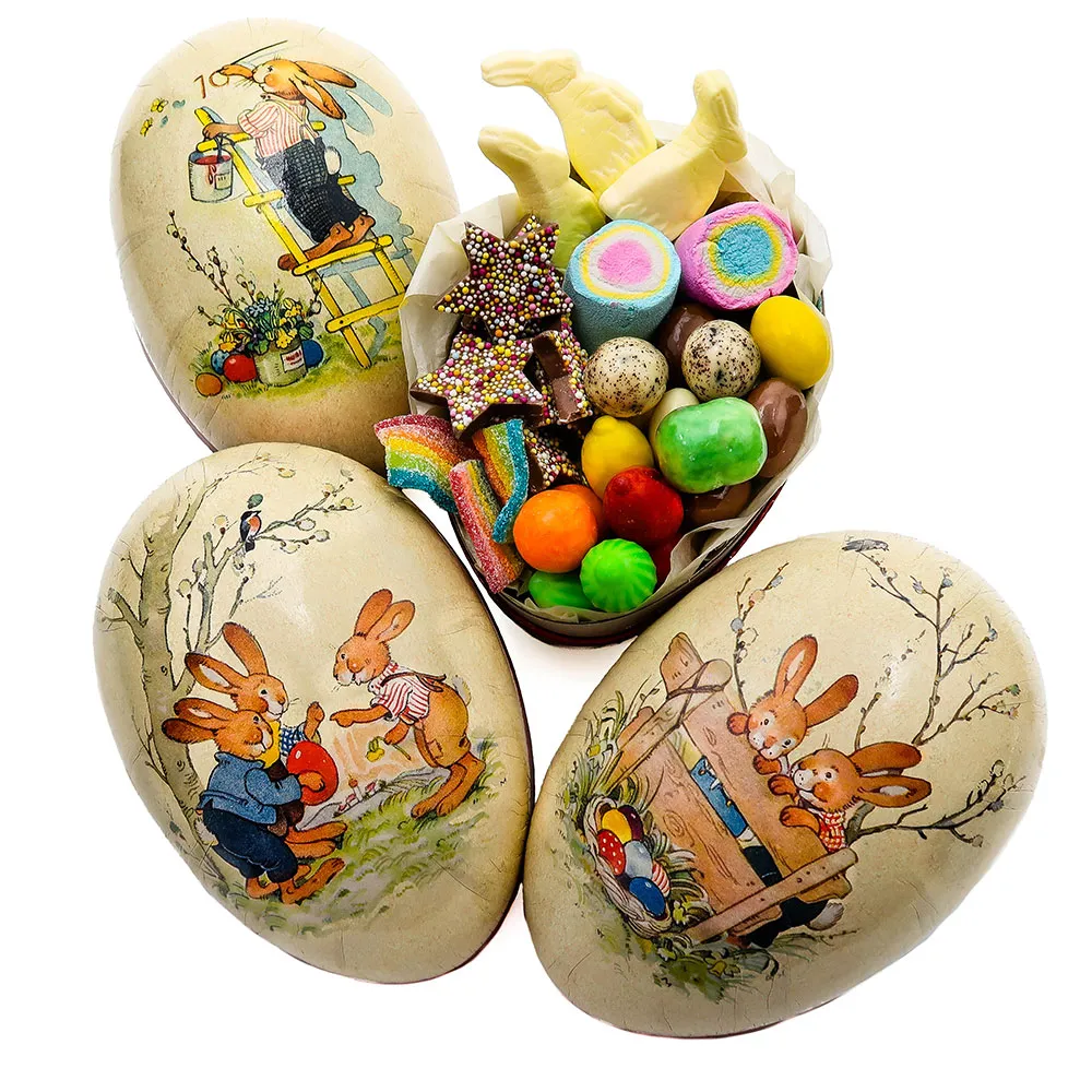 Happiness Påskeegg 15cm - 12stk Happiness påskeegg i 3 assorterte motiver med tante poses egen påske blanding Selges i kartong a 12stk, ikke løse Påskeegg med retro design. Et av eggene er åpent for å vise innholdet