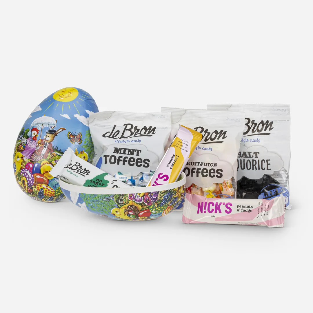 Sukkerfri Påskeegg 18cm - Innhold: De Bron Choc Wafer 34g, Nicks Peanuts n’ fudge 40g, De Bron Salt liquorice 100g, Nicks Crunchi Caramel 28g, De Bron Mint toffees 90g, De Bron Fruitjuice Toffees 90g. Sukkerfri Påskeegg 18cm