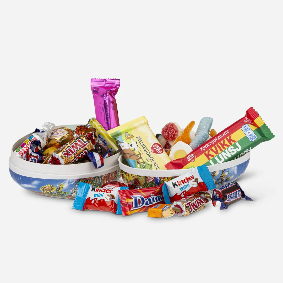 Påskeegg 15cm Smågodt Og Sjokolade 400g - Innhold: Smågodt 200g, Innpakket Sjokolade Classic 100g, Kvikk Lunsj 24g, Eventyr Melk 24g, Anthon Berg Marsipanbrød 25g Et påskeegg delt i 2, fylt med smågodt og innpakket sjokolade i en halvdel samt litt liggende utenfor