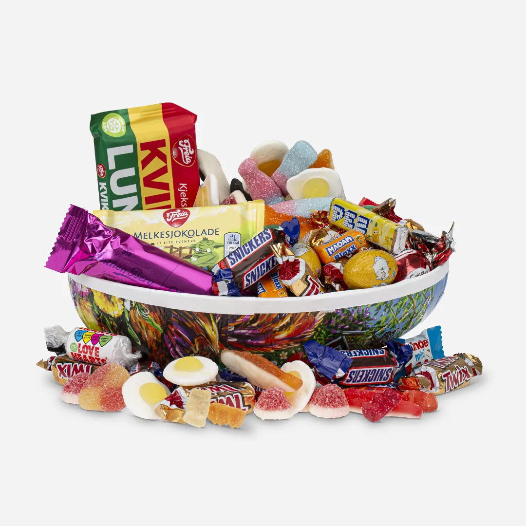 Påskeegg 23cm Smågodt Og Sjokolade 850g - Innhold: Smågodt 600g, Innpakket Sjokolade Classic 150g , Kvikk Lunsj 47g, Eventyr Melk 24g, Anthon Berg Marsipanbrød 25g Et påskeegg delt i 2, fylt med smågodt og innpakket sjokolade i en halvdel samt litt liggende utenfor