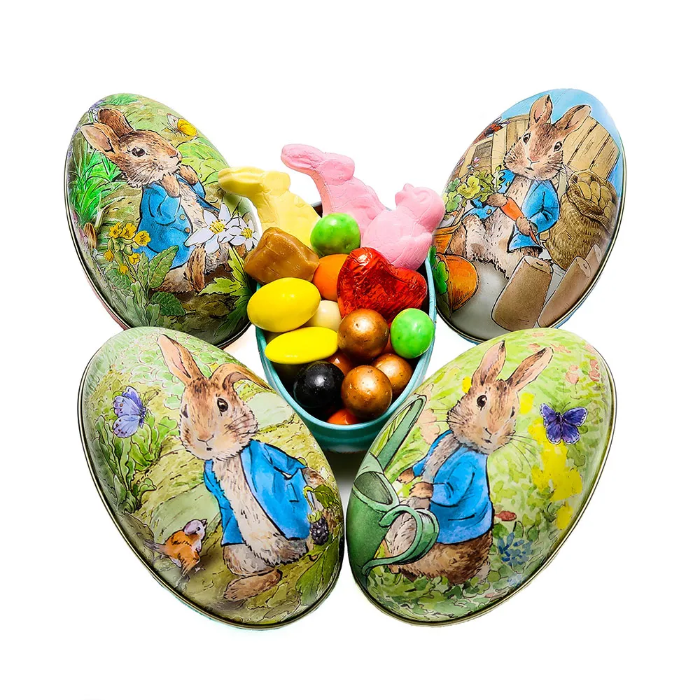 Peter Rabbit Metallegg Fylt Med Påskegodt - 12stk Peter rabbit metallegg i 4 assorterte motiver med 100g av tante poses egen påske blanding Selges i kartong a 12stk, ikke løse Små søte påskeegg med kanindesign