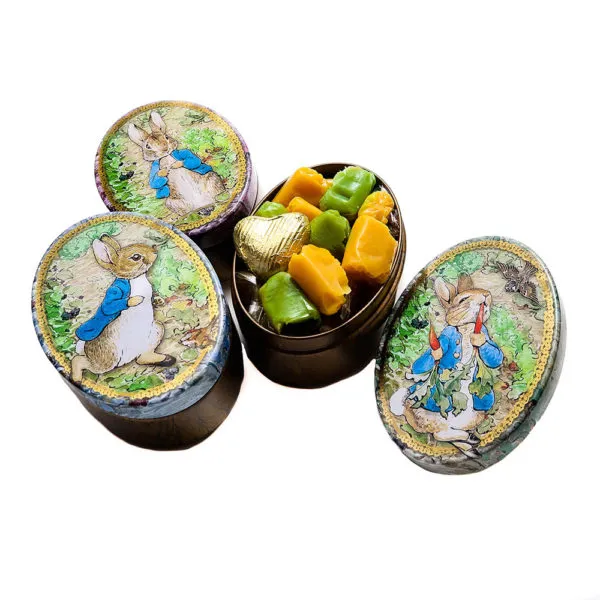 Peter Rabbit Oval Påske Boks - 12 Gavebokser med 70 gram Myke Karameller og Sjokoladehjerte Selges i kartong a 12stk, ikke løse Peter Rabbit Oval boks fylt med Karameller og Sjokolade