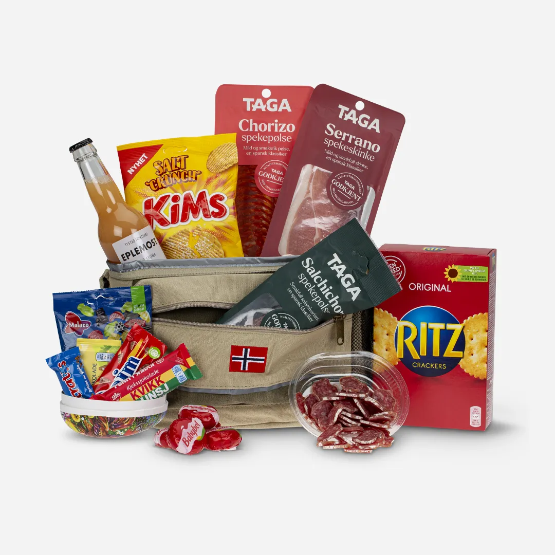 Retro Kjølebag Med Påskesnadder - Innhold: Kjølebag med norsk flagg, Eplemost Tystad Fruktgård Raud Aroma 0,33l, Serranoskinke skivet 55g, Fuet skivet 100g, Chorizo skivet 100g, Baby Bell Mini Ost 120g, Ritz kjeks 200g, Taga Salchicon spekepølse 225g, Kim Salt Crunch 30g, Påskeegg 12 cm Norske klassikere 160g Retro Kjølebag Med Påskesnadder