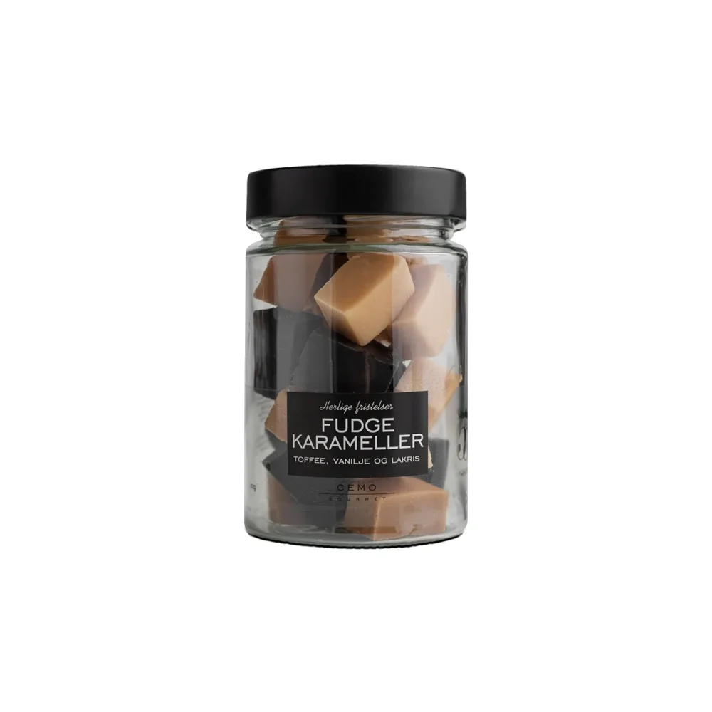 Fudgekarameller (historisk) - Vanilje, lakris og toffee – alle de beste fudge smakene Nyt denne blandingen med fudge karameller sammen med en god kopp te eller kaffe, og bare nyt øyeblikket Gjennomsiktig glass med sort lokk. Glasset er fylt med fudgekarameller