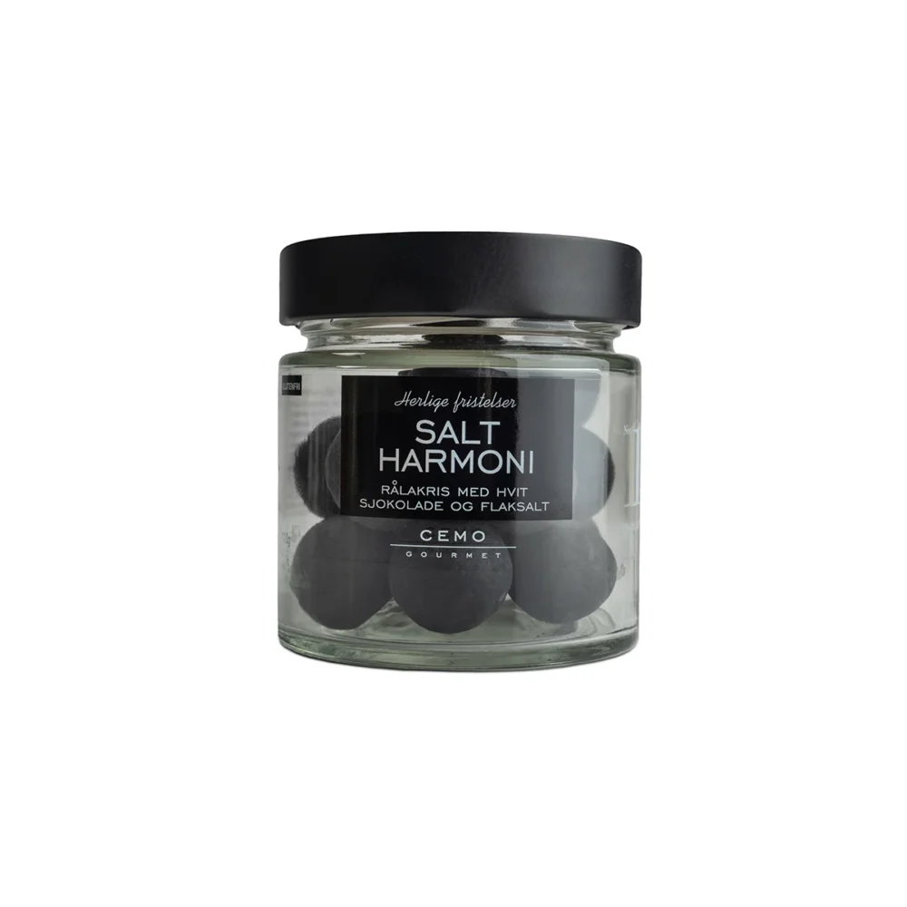 Salt Harmoni Lakris (historisk) - Nydelige sorte lakriskuler med rålakris, hvit sjokolade og et hint av flaksalt. En deilig salt harmoni. Lakrisen er glutenfri. Gjennomsiktig glass med sort lokk. Glasset er fylt med salt lakris