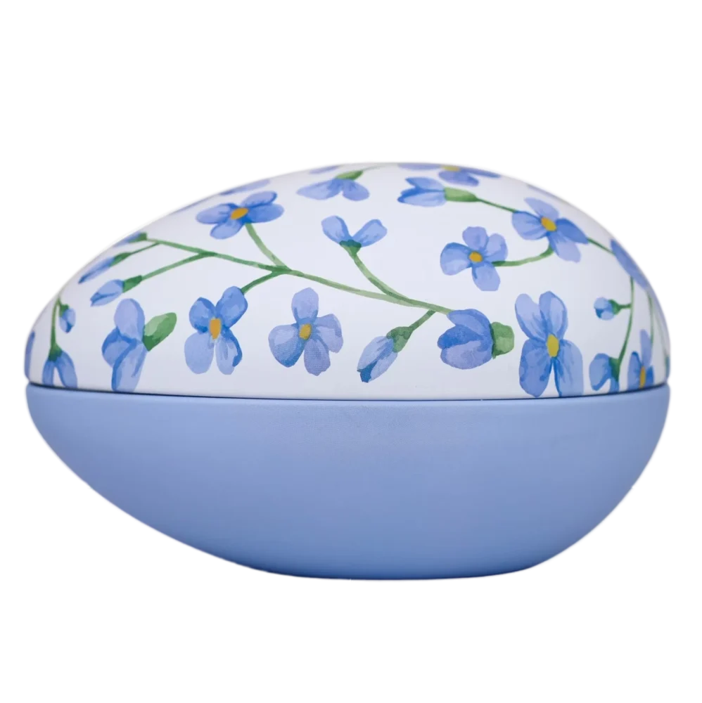 Fyllt Påskeegg Metall Blå Blomst - Dekorativt påskeegg i metall, fylt med deilig påskegodt! Inneholder: Karamellmandler 80gram Pasjonsfruktmandler 80gram Sitron- & appelsindrops 80gram 3 stk fylte sjokoladekuler i cellofan Fyllt Påskeegg Metall Blå Blomst - Bilde 2