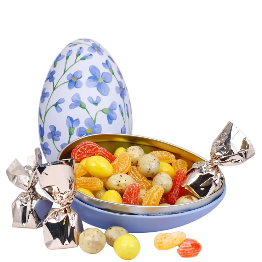 Fyllt Påskeegg Metall Blå Blomst - Dekorativt påskeegg i metall, fylt med deilig påskegodt! Inneholder: Karamellmandler 80gram Pasjonsfruktmandler 80gram Sitron- & appelsindrops 80gram 3 stk fylte sjokoladekuler i cellofan Fyllt Påskeegg Metall Blå Blomst