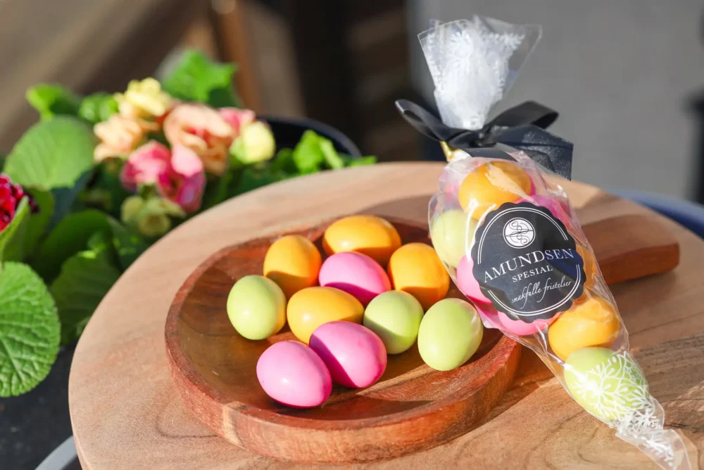 Marsipanegg Med Sjokolade I Kremmerhus - Sjokolade fylt med deilig marsipan Marsipanegg trukket med mørk sjokolade og fransk sukkertrekk Marsipanegg Med Sjokolade I Kremmerhus - Bilde 2