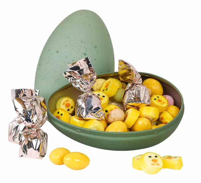 Grønt Deluxe Påskeegg - Gi ansatte og kunder et påskeegg som imponerer! Dette elegante grønne metall-påskeegget er fylt med pasjonsfruktmandler, belgisk sjokolade og fargerike drops – en perfekt gavepakke for bedrifter som vil spre påskeglede. Et kvalitetsrikt og populært påskeegg til bedrifter som ønsker å gjøre noe ekstra i påsken. Grønt Deluxe Påskeegg