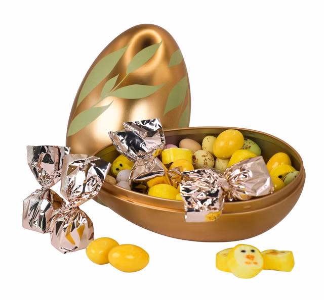 Deluxe Påskeegg Gull – Grønn bladdekor - Gi ansatte og kunder et påskeegg som imponerer! Dette elegante grønne metall-påskeegget er fylt med pasjonsfruktmandler, belgisk sjokolade og fargerike drops – en perfekt gavepakke for bedrifter som vil spre påskeglede. Et kvalitetsrikt og populært påskeegg til bedrifter som ønsker å gjøre noe ekstra i påsken. Deluxe Påskeegg Gull – Grønn bladdekor